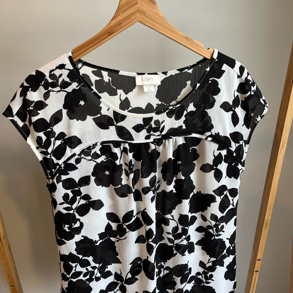 Loft black and white floral top size S